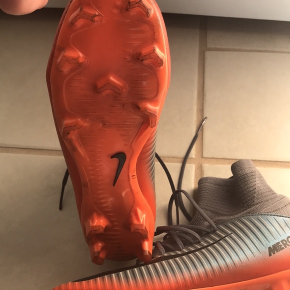 NIke Junior Mercurial Superfly V CR7 soccer cleats, youth size 5 - Picture 3 of 7